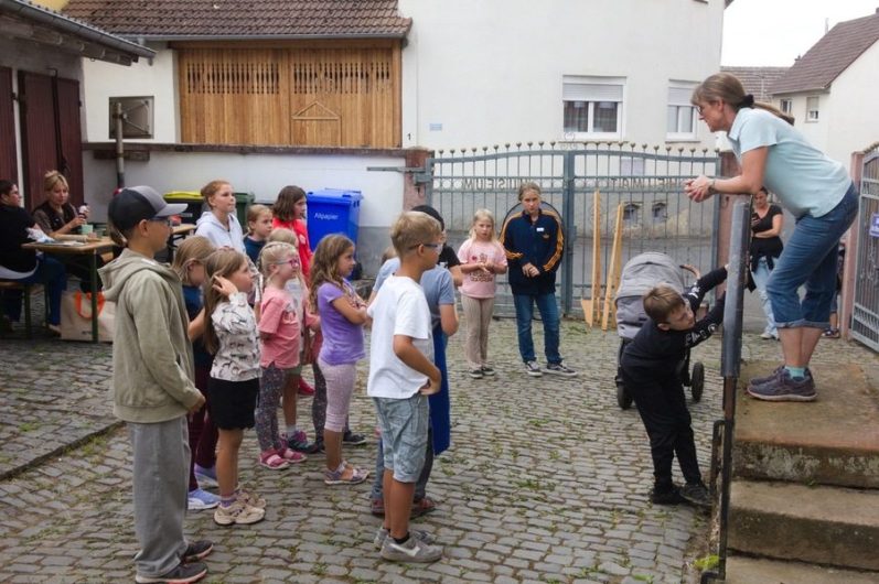 Jürgen Piwowar liest beim Mundartabend vor Publikum