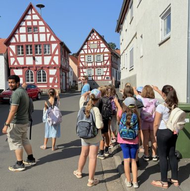 Foto Kindergruppe steht vor dem Museumsensemble