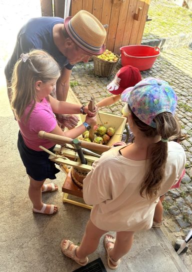 Foto Ausprobieren der Apfelpresse