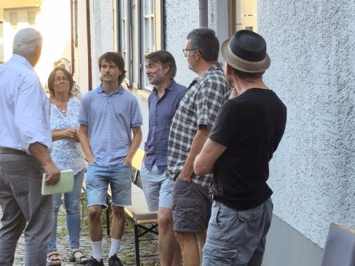 Gruppe im Gespräch mit Jürgen Piwowar